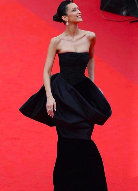 Bella Hadid vestida del archivo de Versace